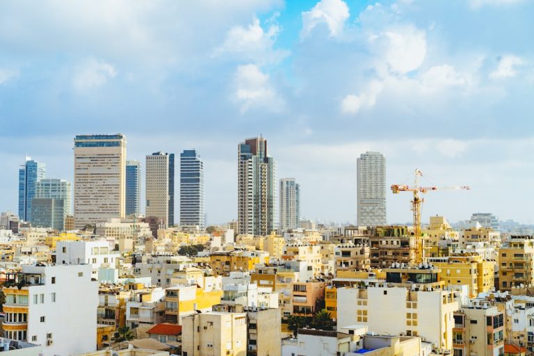 התחדשות עירונית בדרום עם בניינים ישנים ומבנים חדשים בתהליך פיתוח