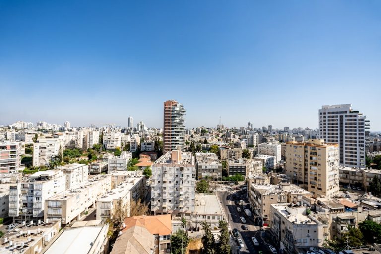 מומחה התחדשות עירונית במרכז בפגישת ייעוץ עם בעלי דירות